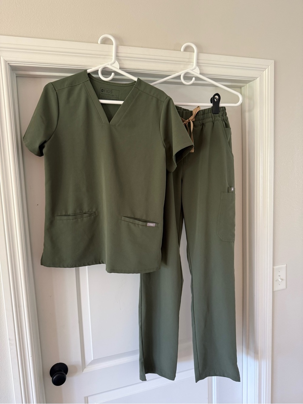 FIGS Womens Moss V-Neck Scrub Top & Drawstring Pants Set